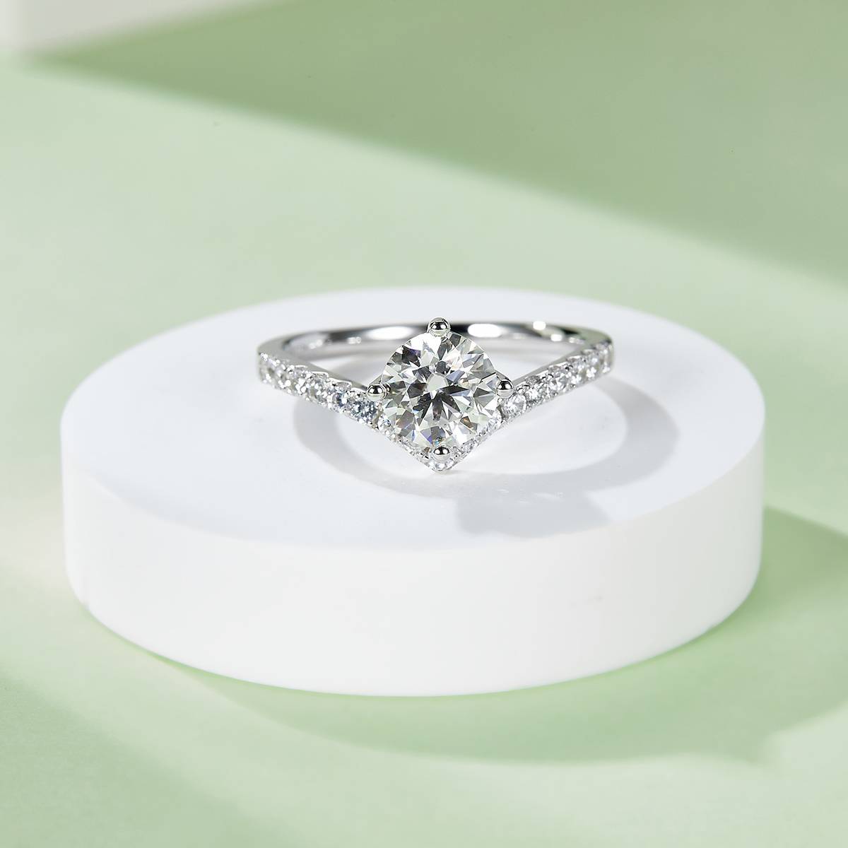 V-shaped S925 silver plated platinum Moissanite women's ring 1 carat D-grade